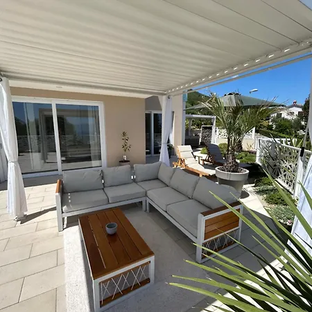 Rovni Hills _ Panoramablick Villa *